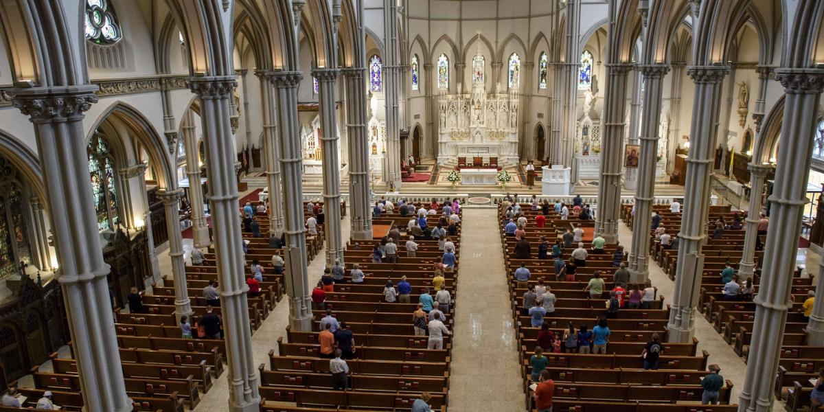 Investigación dice que 300 sacerdotes de las diócesis del estado de Pensilvania cometieron abusos sexuales contra niños durante 70 años.