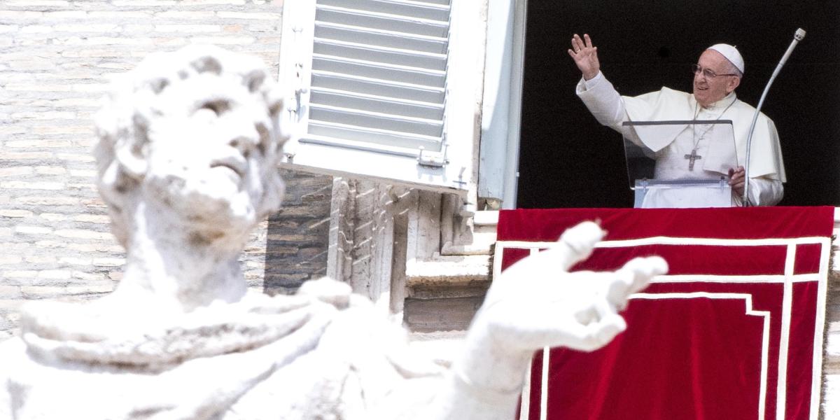El papa Francisco recita el Angelus desde la ventana del palacio apostólico en la plaza de San Pedro en el Vaticano, 15 de agosto de 2018.