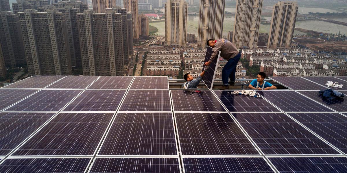 Mientras las ciudades siguen creciendo, el hombre trata de buscar soluciones energéticas, como los paneles solares.