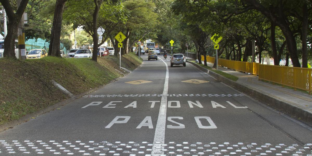 En el Día internacional del peatón, fueron presentados 14 pasos seguros en la avenida El Poblado, que contienen nueva señalización horizontal, es decir pintada en el piso.