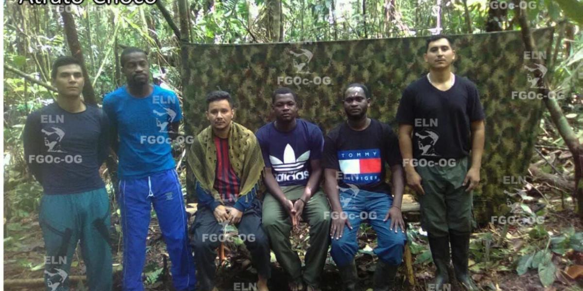 El Eln dio a conocer una fotografía que es la prueba de  vida de los cuatro integrantes de la Fuerza Pública y dos civiles secuestrados en Chocó el 3 de agosto