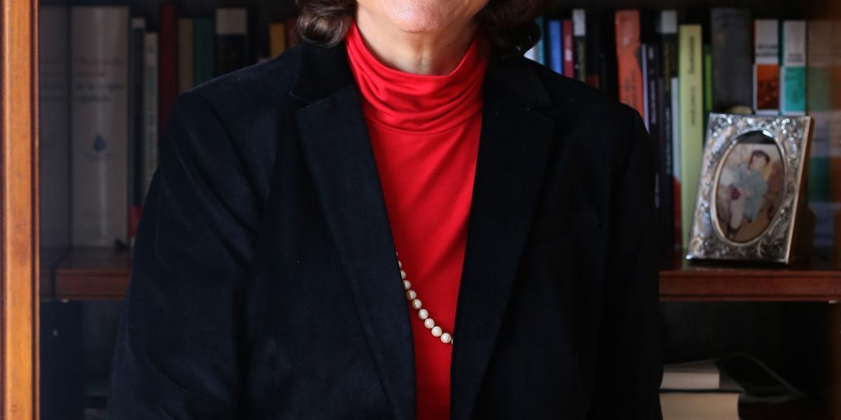 La periodista y escritora Patricia Lara Salive en su biblioteca.