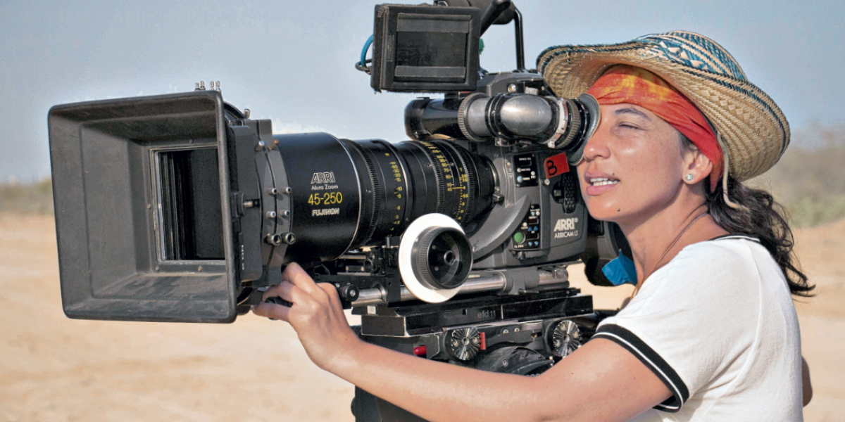 La directora y productora Cristina Gallego durante el rodaje de 'Pájaros de verano', cinta grabada en la alta Guajira y que cuenta el origen de la bonanza marimbera.