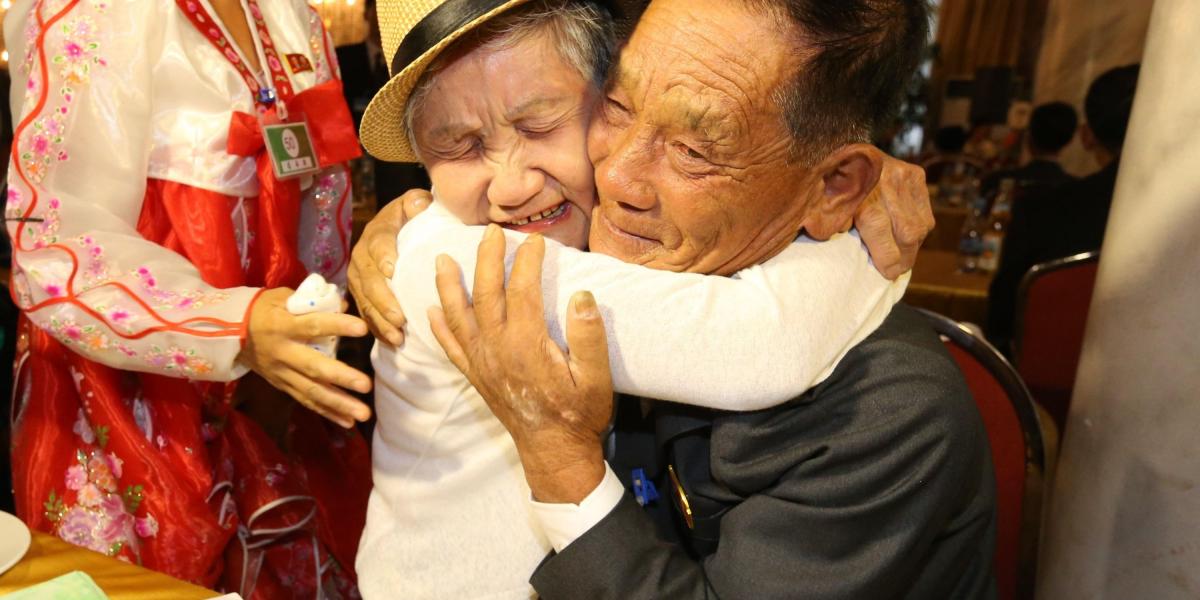 La surcoreana Lee Keum-seom, de 92 años, se abraza con su hijo norcoreano Ri Sang-chol, de 71 años.