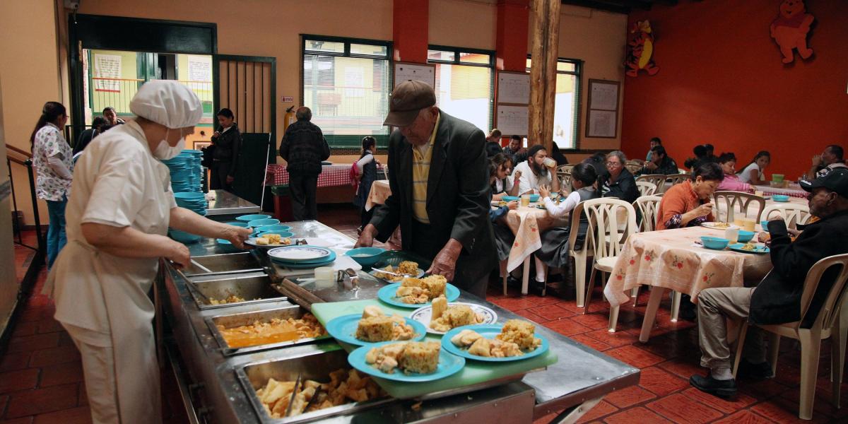 En Bogotá operan hoy 124 comedores comunitarios, de los
cuales cuatro están a cargo de entidades sin ánimo de lucro en los centros de desarrollo comunitario (CDC) de la Secretaría Social y otros seis a través de convenio interadministrativo con el Instituto Distrital de Protección de la Niñez (Idiprón), según la información oficial.