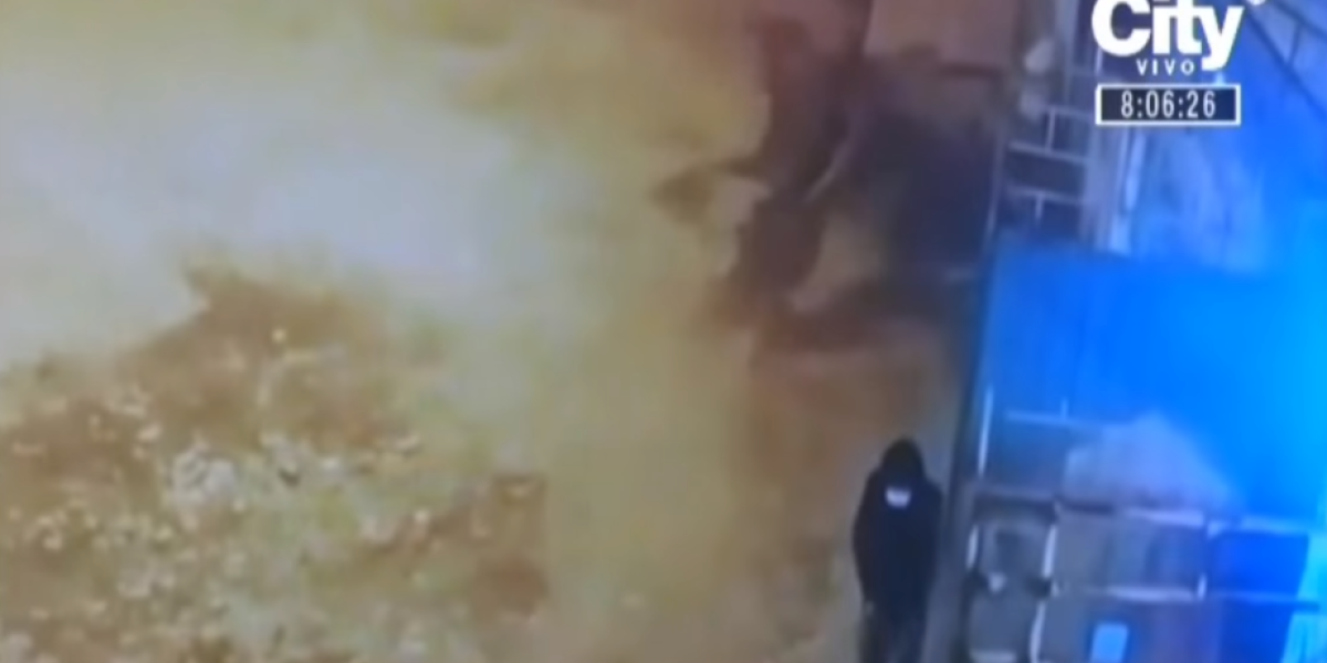 En video quedó registrado cómo hurtan vehículo dentro de parqueadero