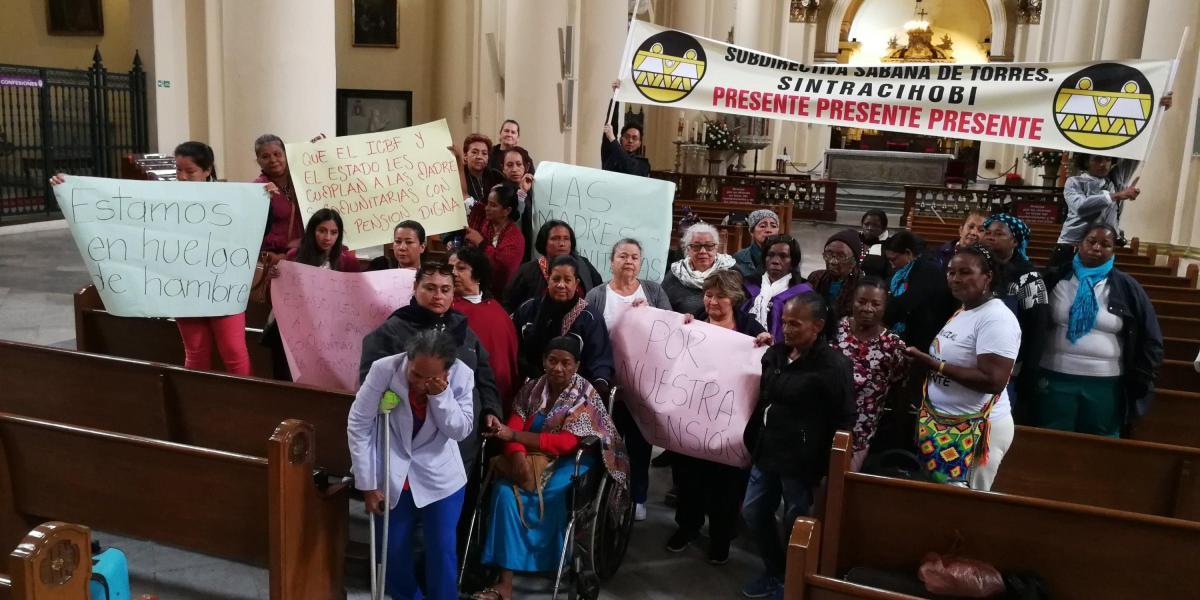 Madres comunitarias se declararon en huelga de hambre en la catedral Primada de Bogotá.