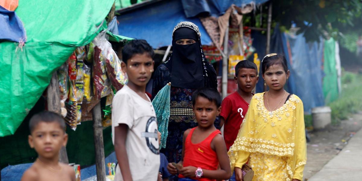 Los rohinyás que quedan en Birmania (Myanmar) viven estrechamente vigilados cuando se cumple un año del éxodo de centenares de miles de miembros de esta minoría mayoritariamente musulmana.