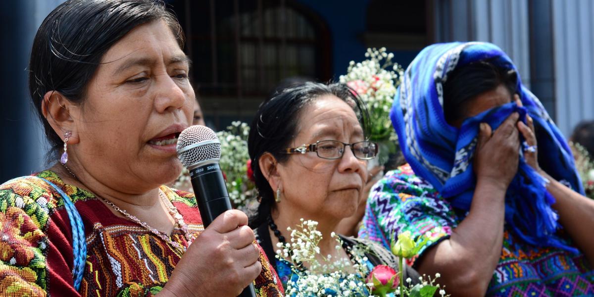 Tres mujeres mayas que buscan a sus seres queridos desaparecidos hacen una intervención frente a la alcaldía de Chimaltenango para exigir la búsqueda de los perdidos.