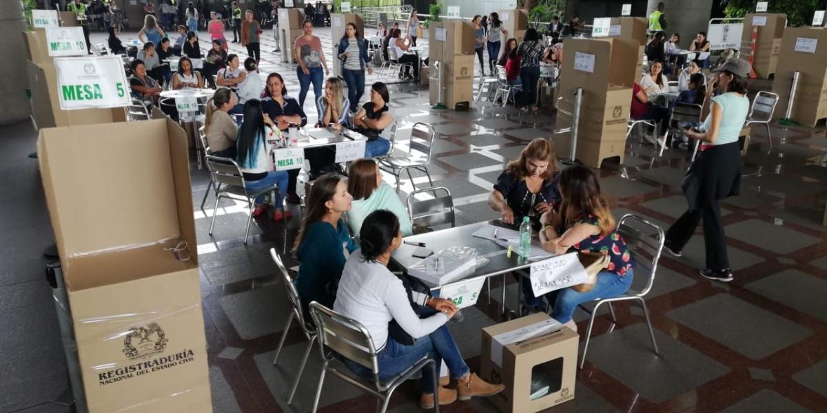 Las votaciones en el puesto de votación del Edificio Inteligente de Medellín, a donde fue trasladado el de Plaza Mayor, transcurre sin problemas. Este es uno de los de mayor núnero de mesas, con 80 habilitadas para 63.443 mujeres inscritas.
