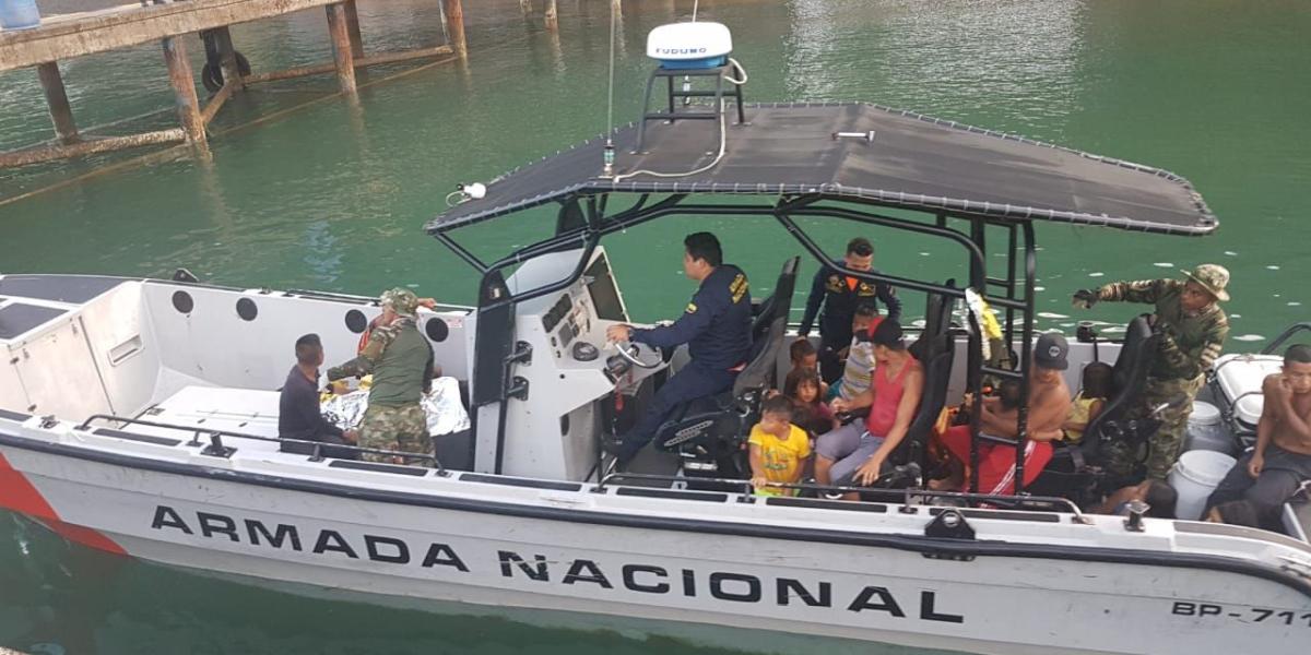 La Armada Nacional ayudó a un grupo de indígenas que se desplazaba en una embarcación y denunció el combate entre los dos grupos armados ilegales.
