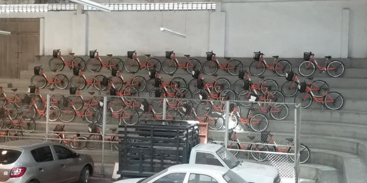Las 60 bicicletas permanecen guardadas en un coliseo.