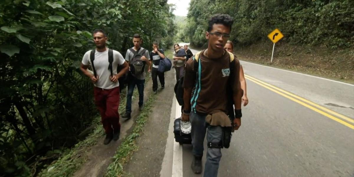 La odisea de los venezolanos que caminan durante días para escapar la crisis en su país