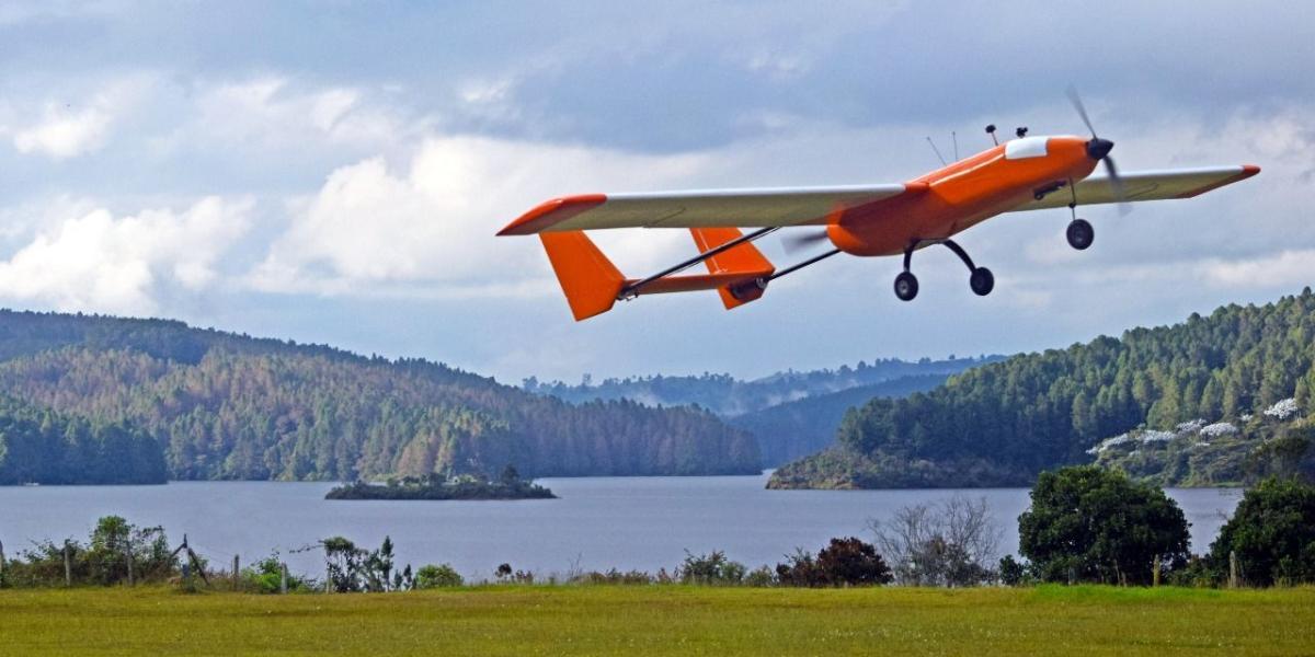 Estudio de suelos y dispersión de aves en aeropuertos son dos de las funciones que tienen los aviones diseñados por la empresa colombiana AirComposite.