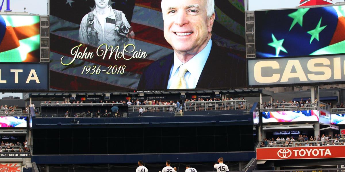 Homenaje al fallecido senador republicano John McCain, en uno de los partidos de la liga de béisbol de Estados Unidos.