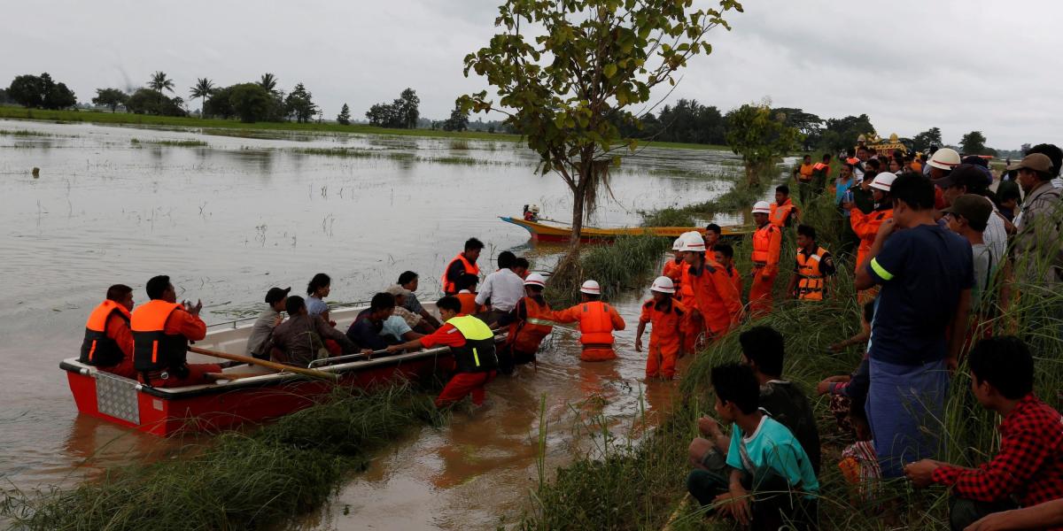 Soldados evacúan a residentes en Yedashe (Birmania). Más de 63.000 personas han tenido que ser evacuadas de sus casas tras la rotura de una presa en la zona central del país que ha provocado la inundación de decenas de aldeas.