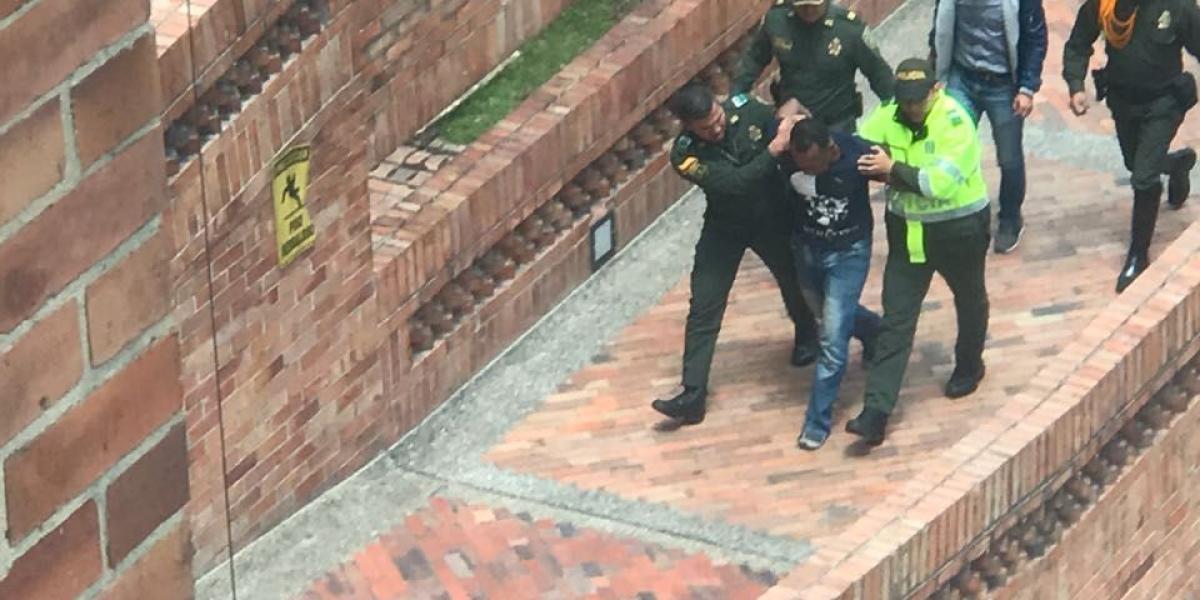 Tres personas ingresaron a las instalaciones de la Gobernación de Cundinamarca y atacaron a un funcionario en el restaurante. Uno de ellos fue capturado.