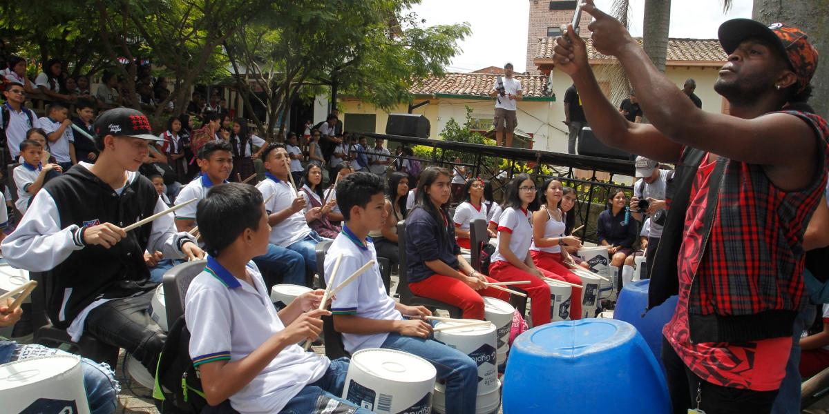 Integrantes del grupo Son Batá, de la comuna 13 de Medellín, enseñaron a jóvenes de Buriticá los ritmos básicos de percusión y a pintar grafitis.