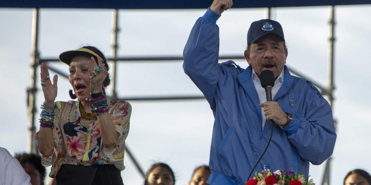 El presidente de Nicaragua, Daniel Ortega (d), y su esposa, la vicepresidenta Rosario Murillo (i), participan en un acto público celebrado en la Avenida de Bolívar a Chávez.