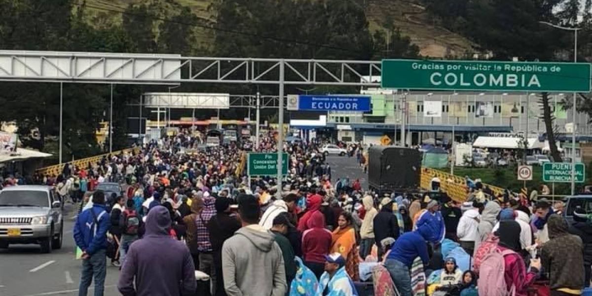 Venezolanos a su paso por el Puente Internacional de Rumichaca.