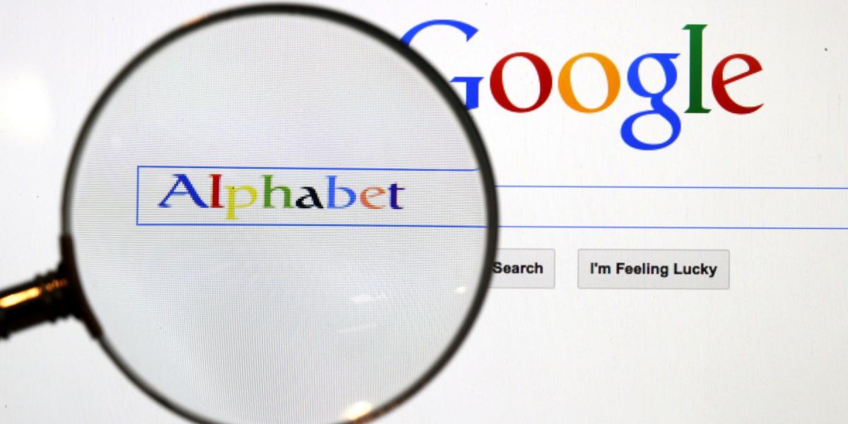 En 2015 se fundó Alphabet Inc., empresa que actualmente cumple como matriz de Google y que surgió para separar las líneas de negocio de los servicios web. Su valor actual en el mercado es de 688 billones de dólares.