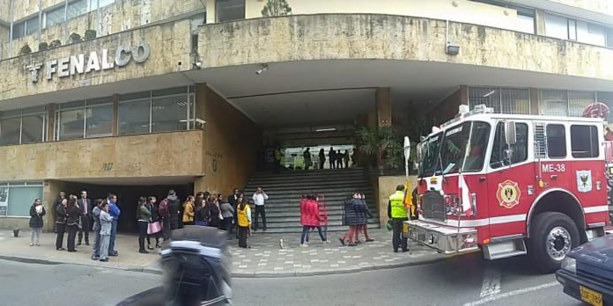 El Cuerpo de Bomberos de Bogotá acudió al inmuebl y descartó riesgo para los funcionarios de Fenalco.