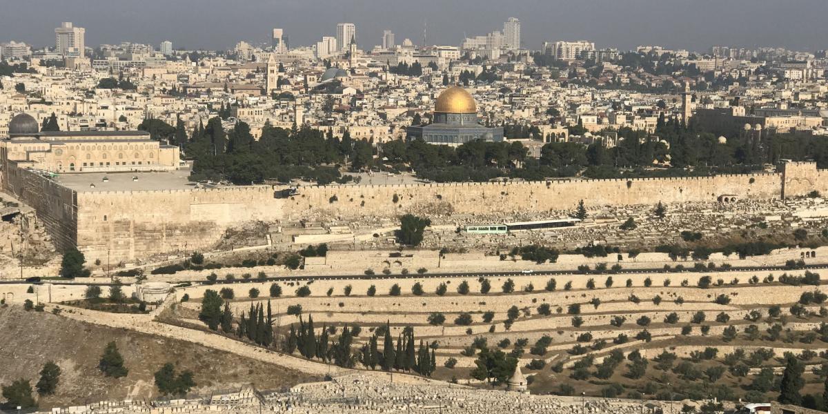 Panorámica de la ciudad antigua de Jerusalén desde el monte de los Olivos. Sobresale el Domo de la Roca.