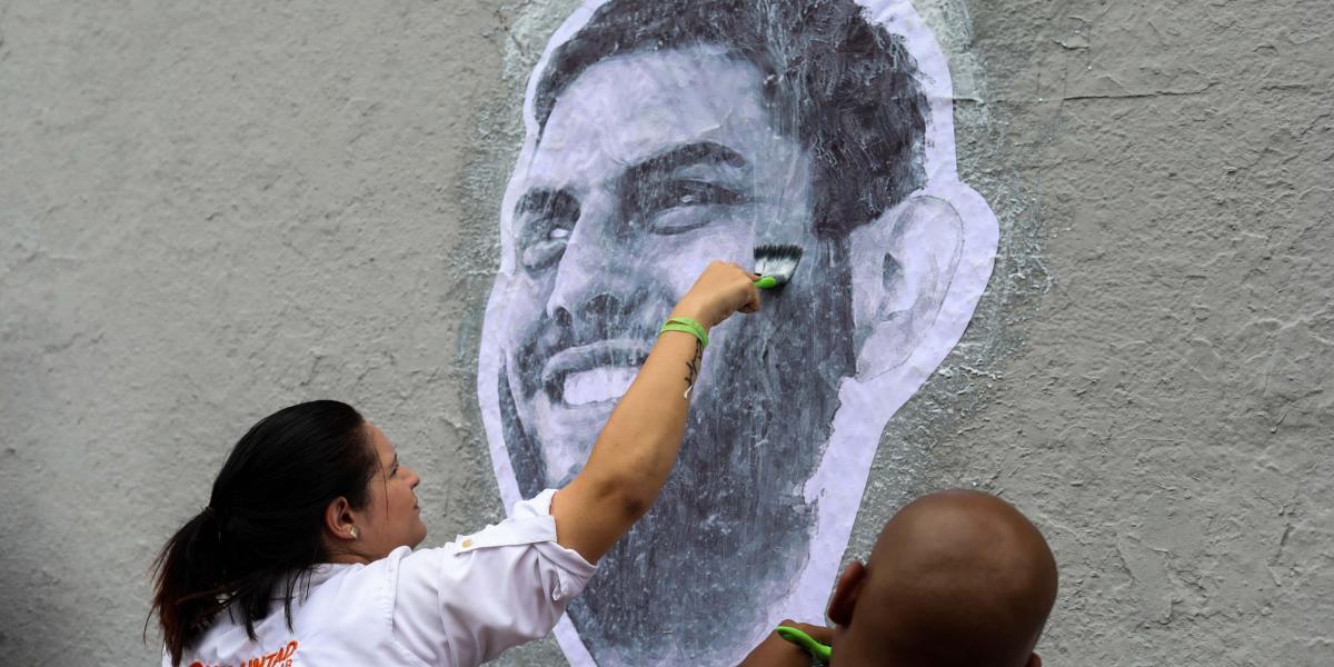 Manifestantes pegan un retrato del diputado Juan Requesens, diputado opositor, quien está detenido desde el 7 de agosto por el Servicio Bolivariano de Inteligencia (Sebin).