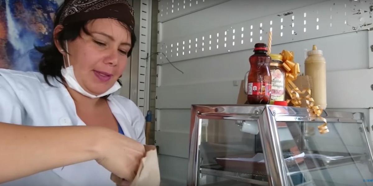 Un puesto de empanadas y arepas para sobrevivir en Colombia