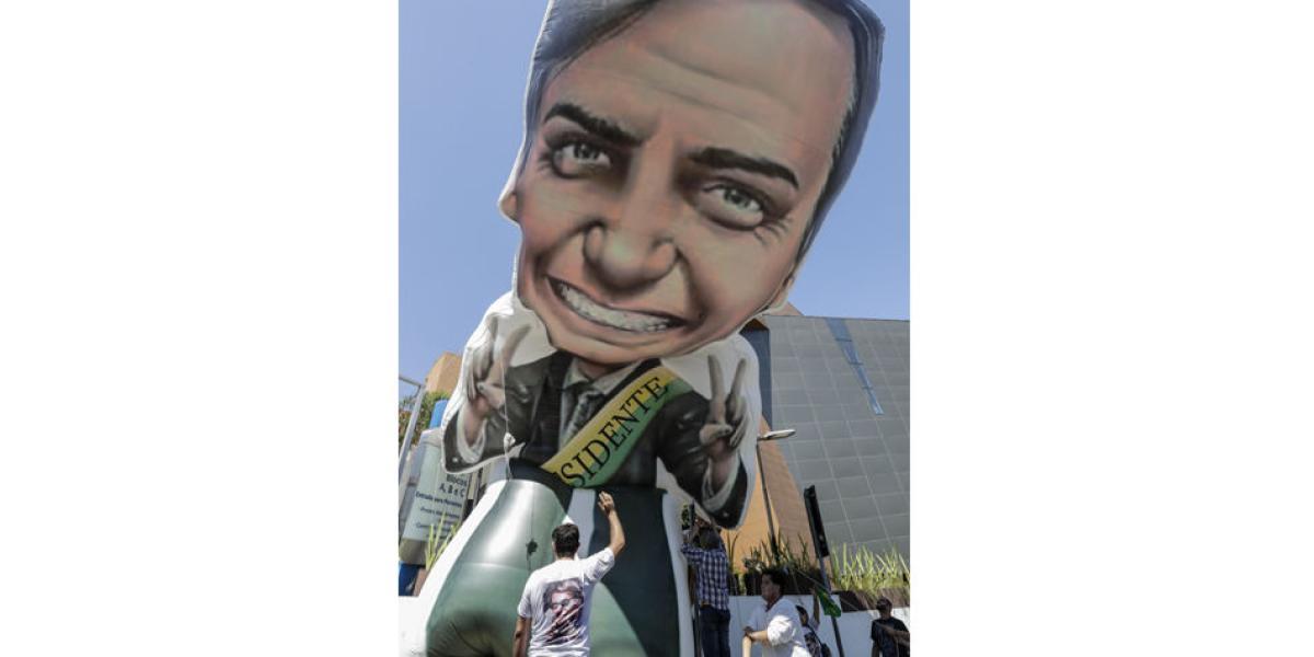 Simpatizantes del ultraderechista Jair Bolsonaro instalaron un muñeco inflable con la imagen del político en una concentración a las puertas del hospital Albert Einstein, donde está en recuperación.