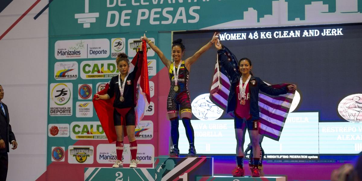 Yineth Santoya (centro) ganó el oro en arranque, en la categoría de 48 kg. Con ella, la peruana Fiorella Cueva (plata) y la estadounidense Alexandra Restrepo (bronce).