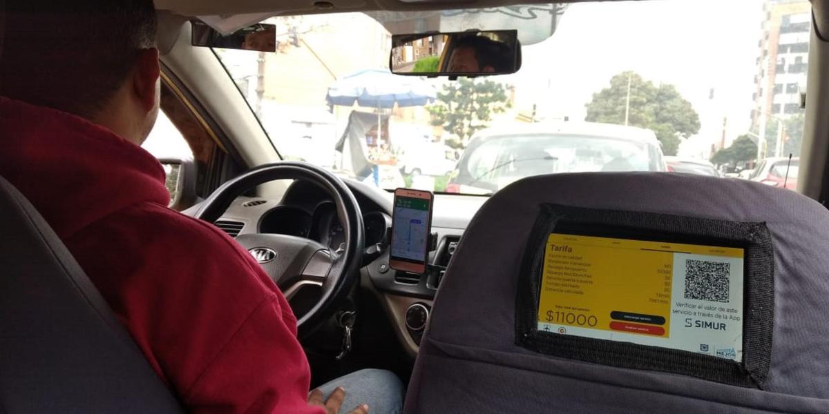 Aquí el modelo de un taxi que ya tiene instalada la tableta en el cabecero del asiento del copiloto. También tiene un teléfono inteligente.
