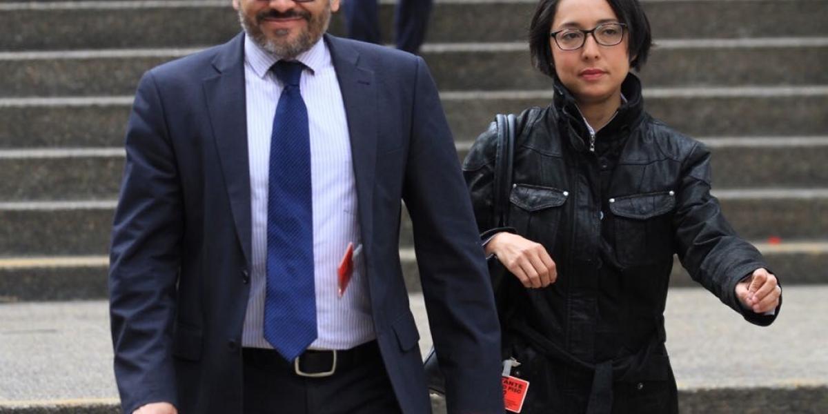 La abogada July Milena Henríquez Sampayo llegó al interrogatorio acompañada de su abogado.