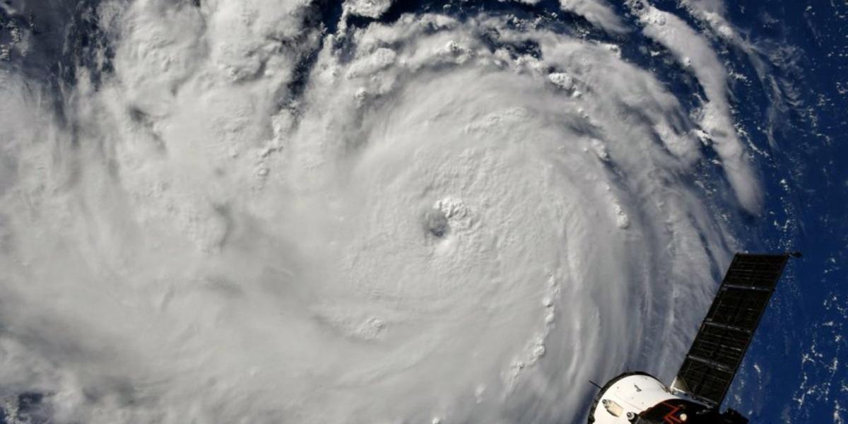 Imagen facilitada por la NASA que muestra al huracán Florence aproximándose a Carolina del Norte y Carolina del Sur, en la costa sureste de Estados Unidos, ayer 10 de septiembre de 2018.