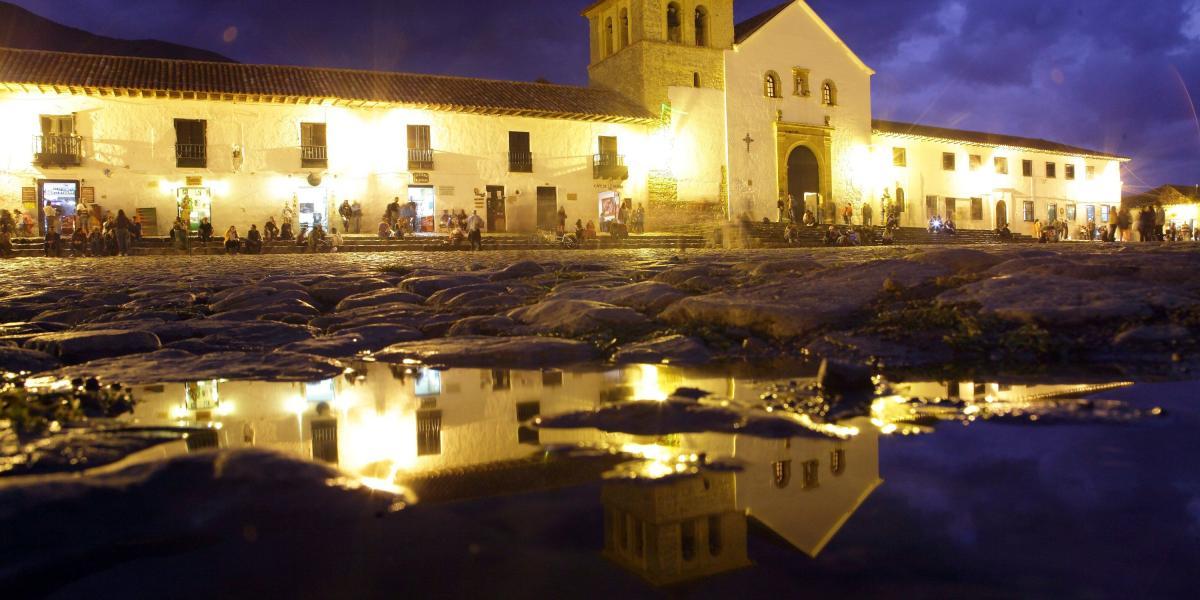 Villa de Leyva, es un pueblo ubicado en Boyacá y cuenta con un escenario colonial para caminar en medio de las calles de piedra con colores blancos y luces doradas que iluminan la noche.