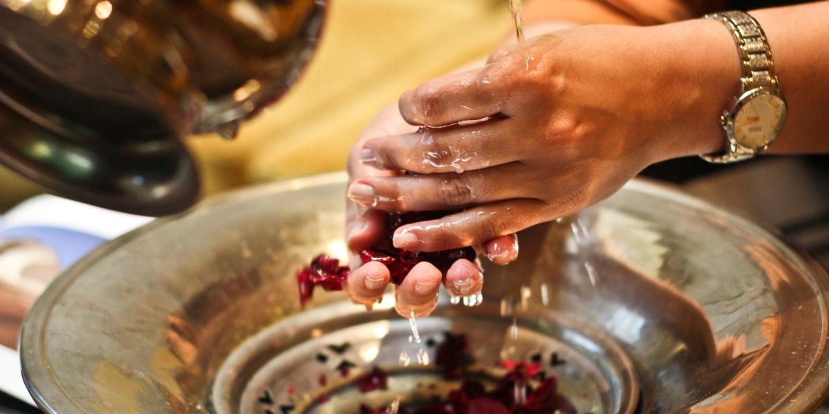 Pardis busca compartir con los comensales bogotanos rituales de Irán, como el lavado de manos con agua de pétalos de rosa al sentarse a la mesa.