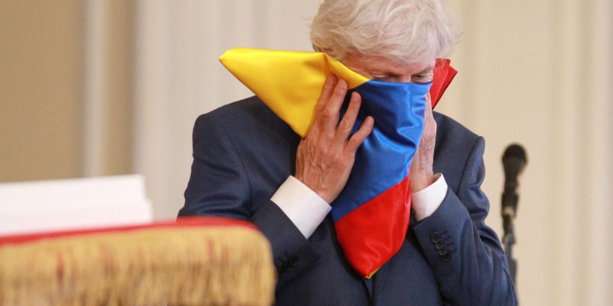 José Pékerman besó la bandera de Colombia.