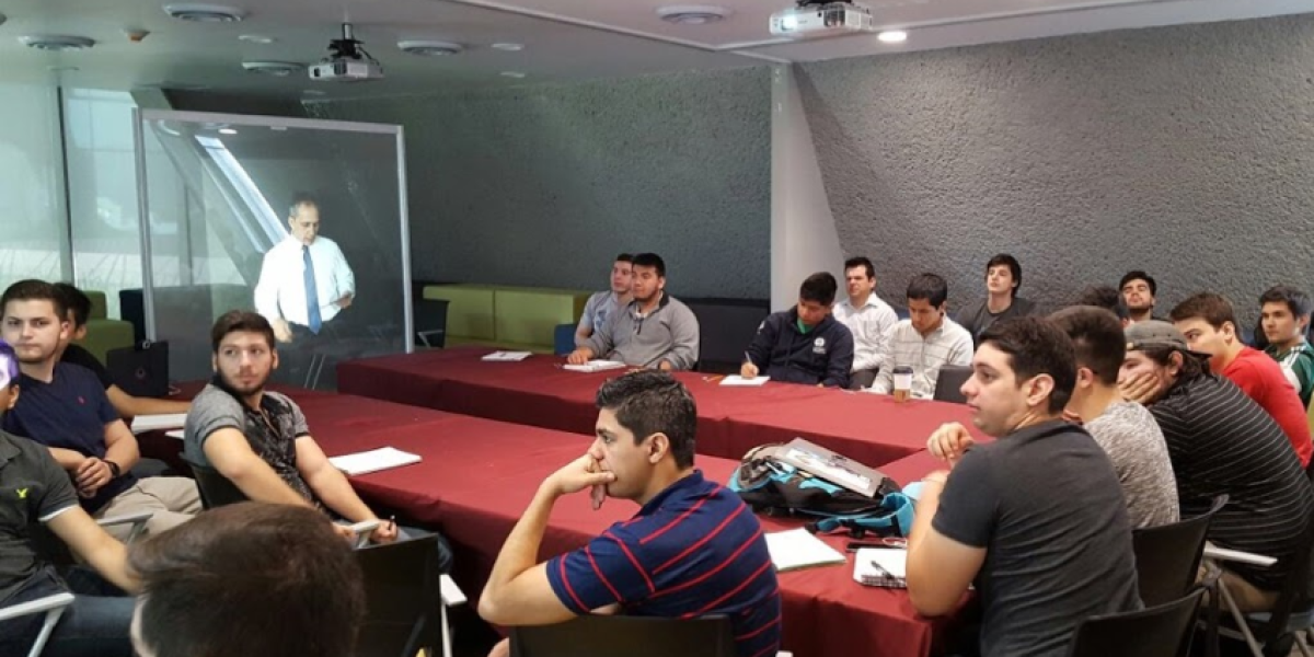 Las clases de Física I del Tecnológico de Monterrey utilizan la telepresencia con hologramas para que cinco profesores de distintas ciudades de México puedan interactuar en tiempo real con sus estudiantes, a pesar de la distancia.