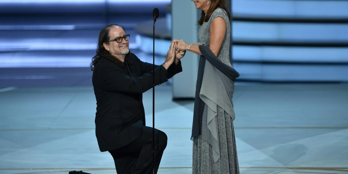 El director Glenn Weiss le entregó el anillo de compromiso a su novia Jan Svendsen, en el escenario.