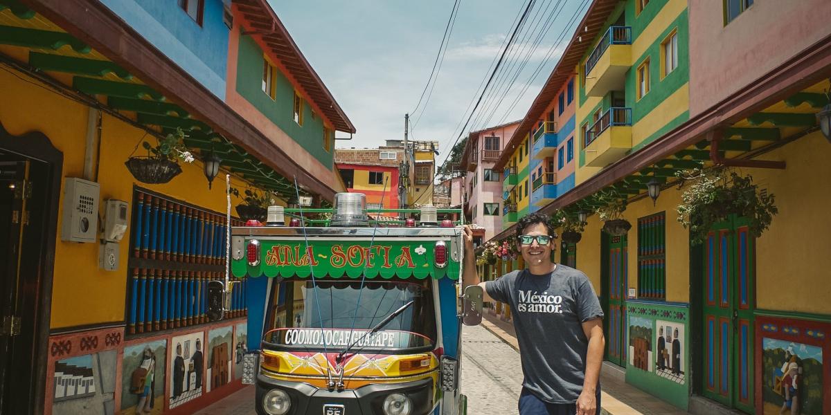 Alan Estrada disfrutó de los paisajes y del colorido de Guatapé (Antioquia).