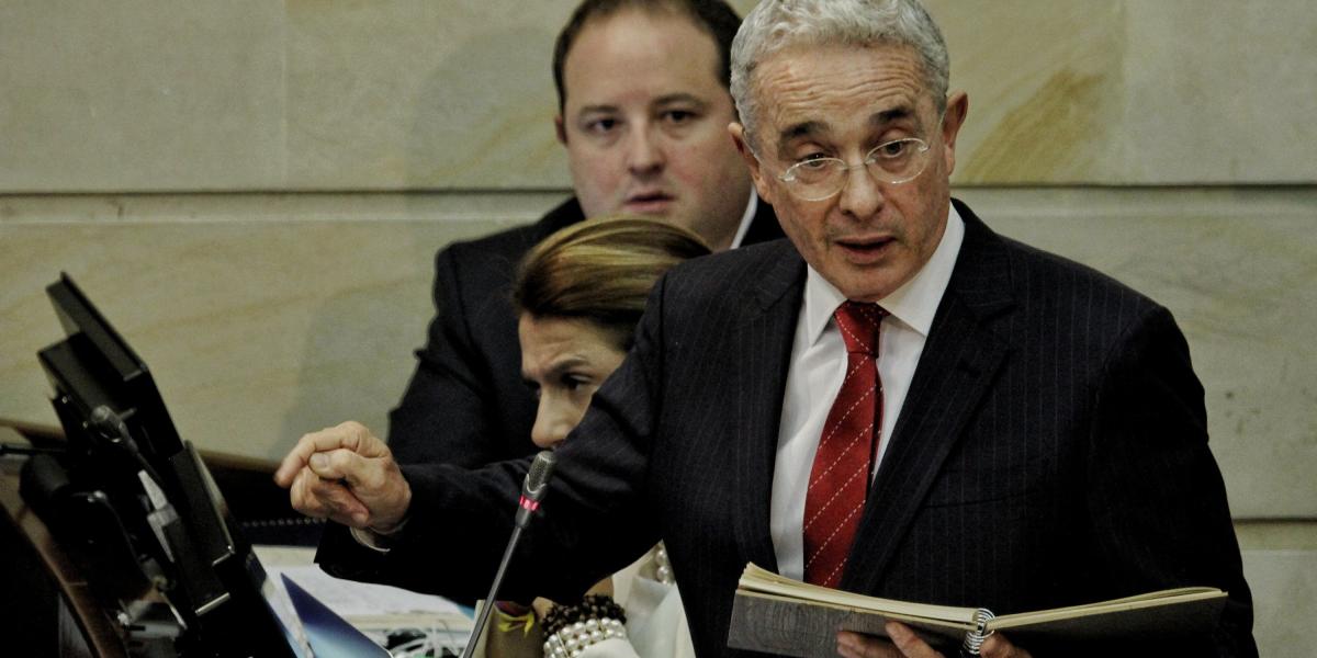 En la noche de este martes, en la plenaria del Senado, Uribe afirmó que Carrasquilla “es un hombre probo” y que el Congreso “lo conoció y sabe” que es un funcionario “que propone y que discute”.