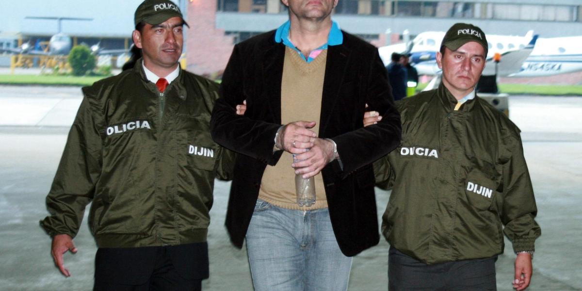 El 13 de mayo de 2008, antes de su extradición a Estados Unidos, miembros de la Policía custodiaban al ex jefe de las Autodefensas Unidas de Colombia, Salvatore Mancuso.