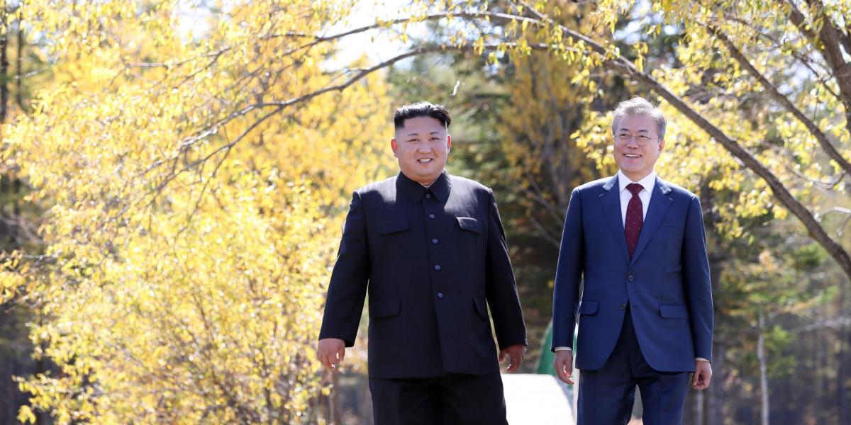Kim Jong-un (i) y Moon Jae-in (d) visitaron el lugar de nacimiento de la nación coreana este jueves, para una muestra de unidad.