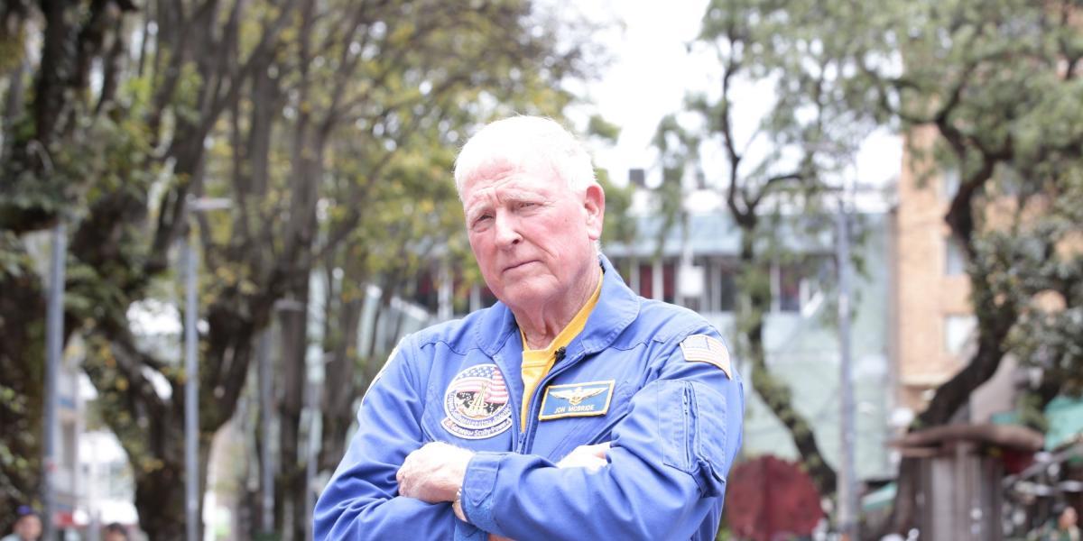 Jon Mcbride, es oriundo de West Virginia y formó parte de la primera generación de astronautas del transbordador espacial. Actualmente es jefe de astronautas del complejo turístico del Kennedy Space Center.