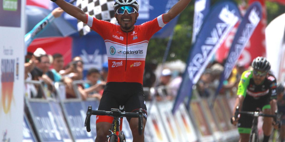 El ciclista Miguel Ángel Rubiano del equipo Coldeportes Zenú celebra al ganar la primera etapa del Clásico RCN
