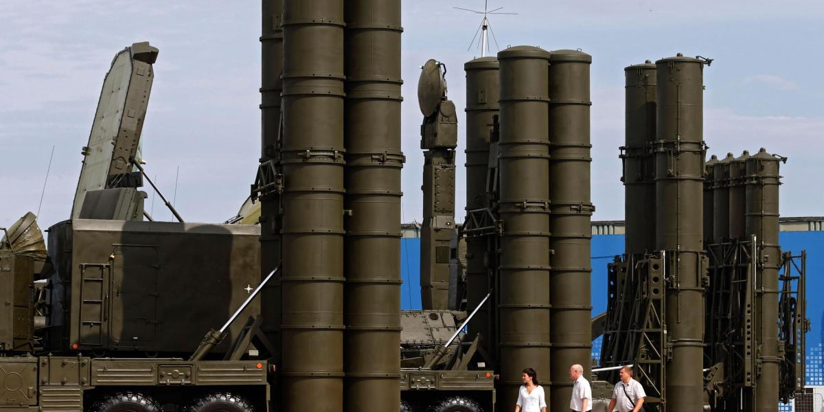Sistema con misiles antiaéreos S-300 (d) y S-400 (i) en una exposición militar industrial durante la Oboron-Expo 2014 en la ciudad de Zhukovski, Rusia