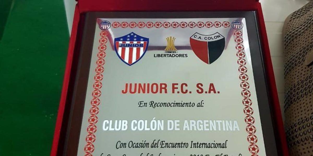 Placa de Junior a Colón.