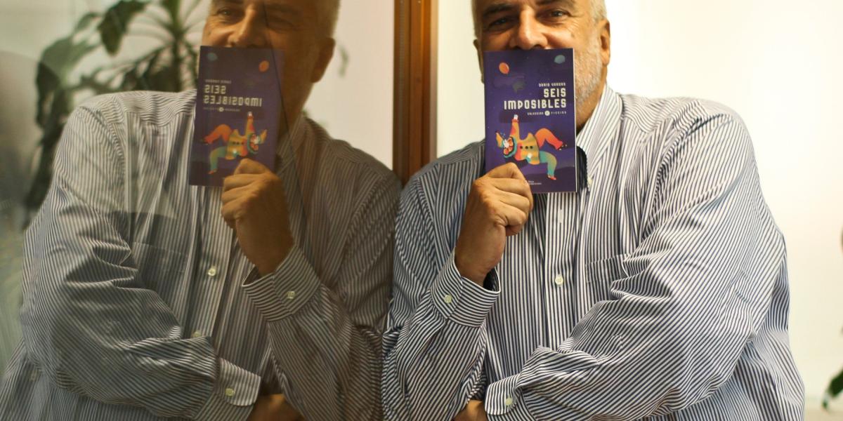 Darío Vargas Linares con su nuevo libro.