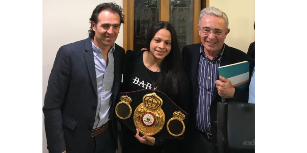 Dayana Cordero, campeona mundial de boxeo, posa con Federico Gutiérrez, alcalde de Medelllín y el expresidente Álvaro Uribe.