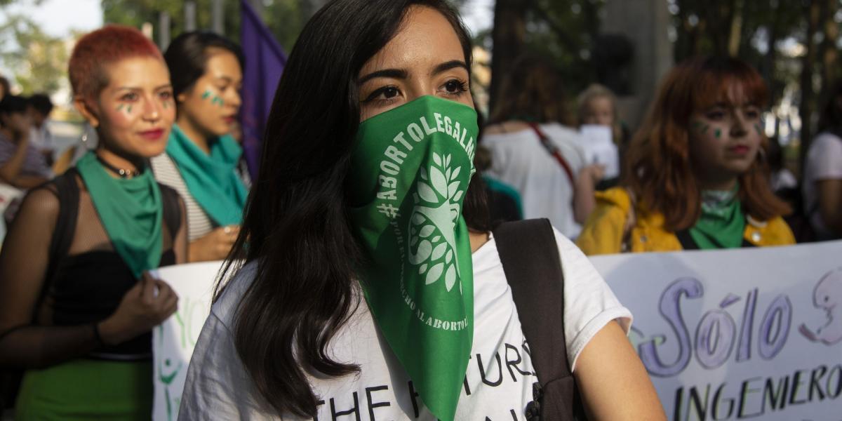 Cientos de mujeres portando pañuelos verdes se reunieron en las principales avenidas de la ciudad de Guadalajara, en el Estado de Jalisco (México) para manifestarse sobre el aborto. Eran una marea verde conformada por colectivos de mujeres que pidieron la despenalización del aborto y un acceso libre a los servicios para la interrupción del embarazo.